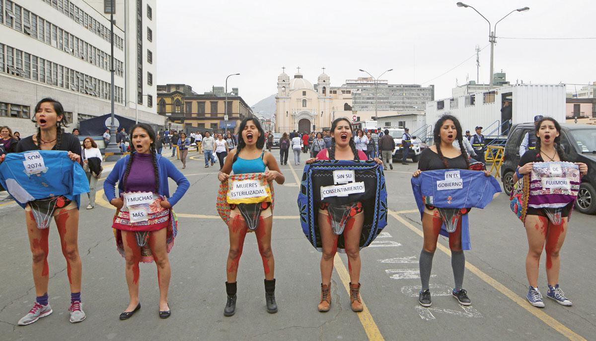Vrouwen protesteren in Lima (2015) om aandacht te vragen voor de campagne van gedwongen sterilisaties in de jaren '90. Pas dit jaar kwam de zaak eindelijk voor de rechter.