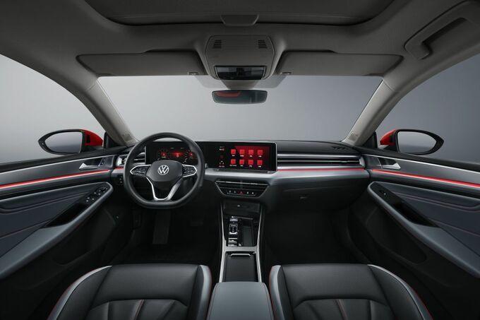 Een doorlopend display domineert het strakke dashboard.