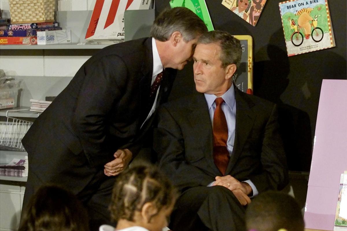 President George W. Bush verneemt dat een tweede vliegtuig zich in de WTC-torens heeft geboord. 
