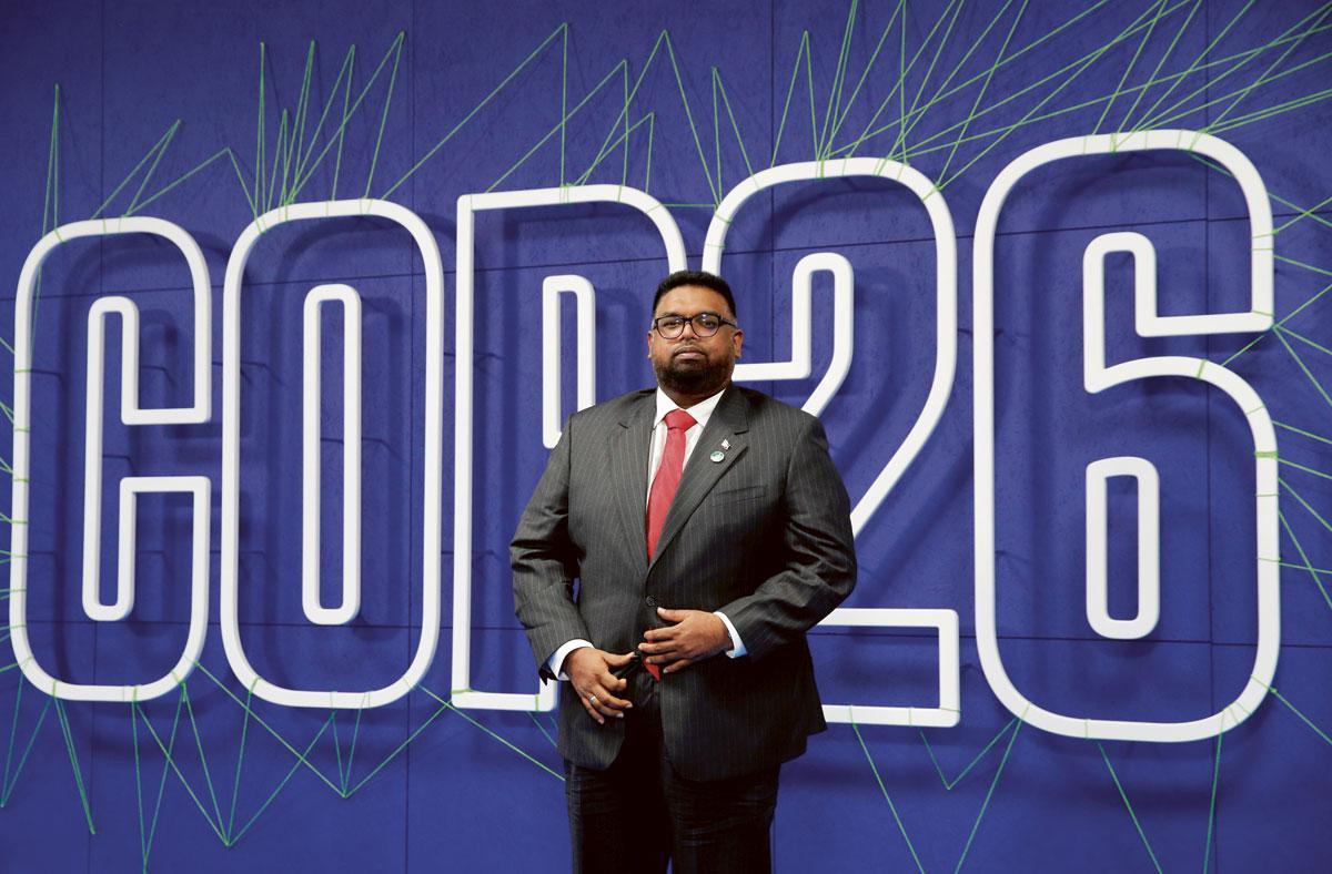 De Guyaanse president Mohamed Irfaan Ali poseert op de recente klimaattop in Glasgow. Guyana beloofde op de klimaattop van Parijs al om fossiele brandstoffen af te bouwen, maar stelt wel alles in het werk om oliegigant ExxonMobil zijn gang te laten gaan.