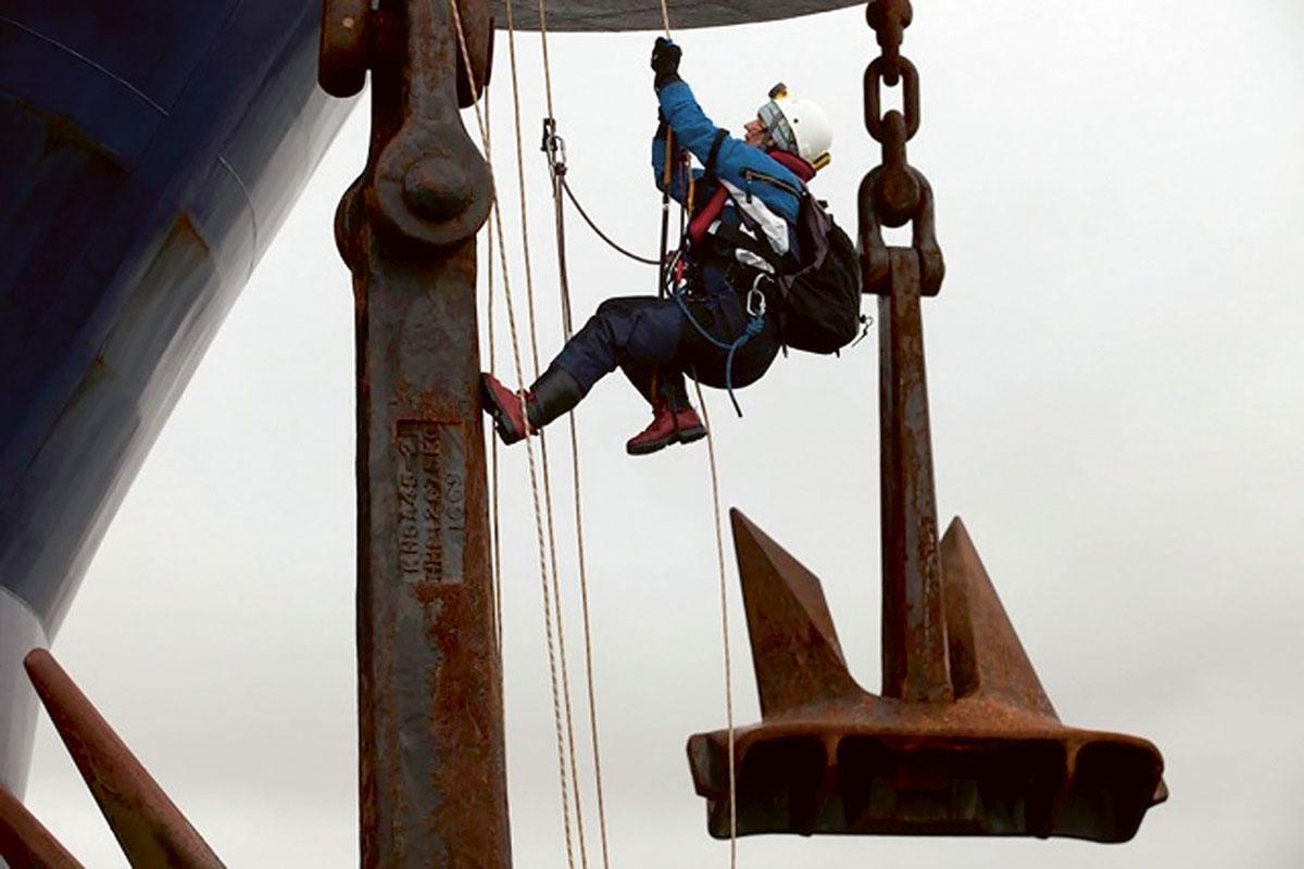 Een activist van Greenpeace beklom in 2010 het boorschip Stena Carron, dat toen voor de Shetland-eilanden lag. Sinds vorig jaar voert het schip operaties uit voor de kust van Guyana.