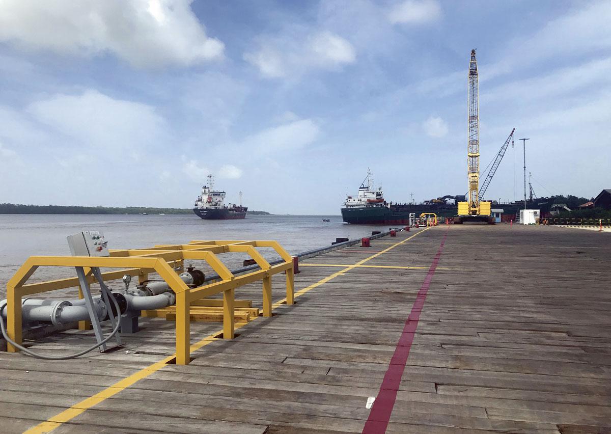 Schepen liggen klaar om af te varen naar een offshore olie- platform van ExxonMobil (januari 2020).