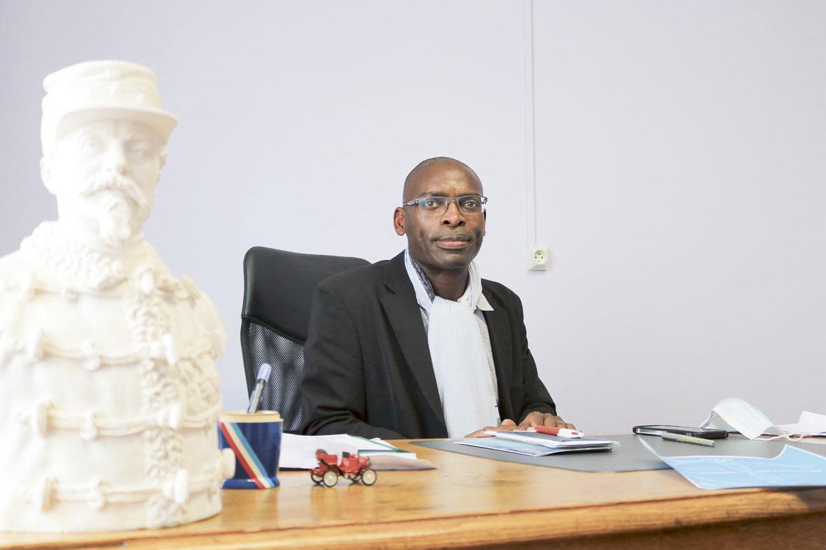Désiré Nanji, arts en burgemeester van het plaatsje Buzancy, maakt zich zorgen over het fragiele sociale weefsel in het leeglopende dorp.