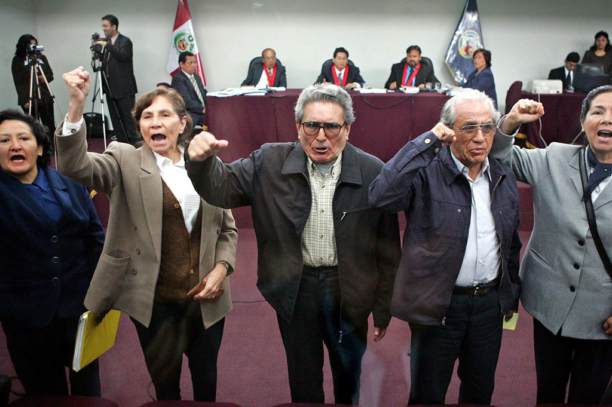 De gevangen leiding van Lichtend Pad in 2004, met centraal Guzman en links van hem zijn latere echtgenote Elena Iparraguirre