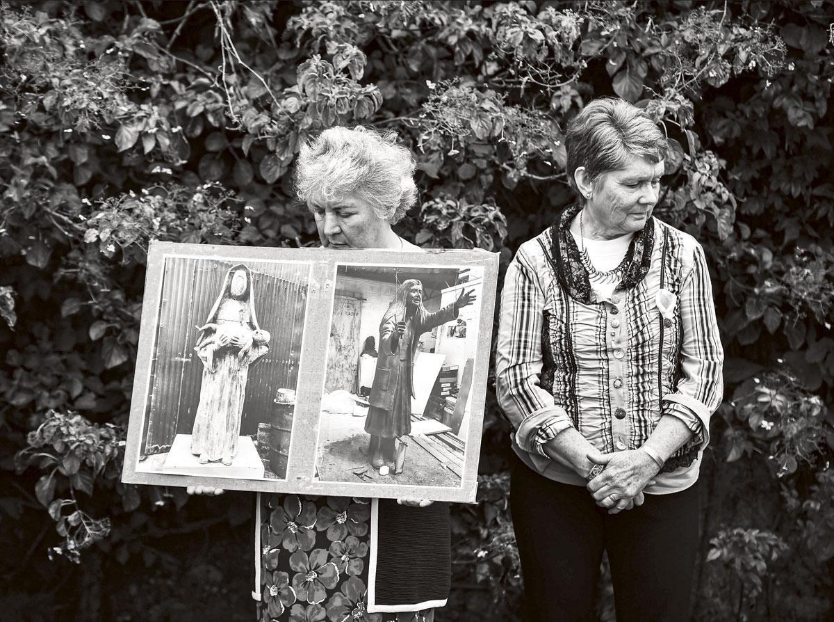Catherine Corless (rechts) met een ex-bewoonster van het weeshuis tijdens een herdenkinsgplechtigheid in Tuam.