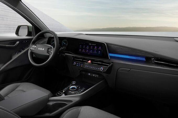 Een strak interieur met een breed digitaal dashboard.