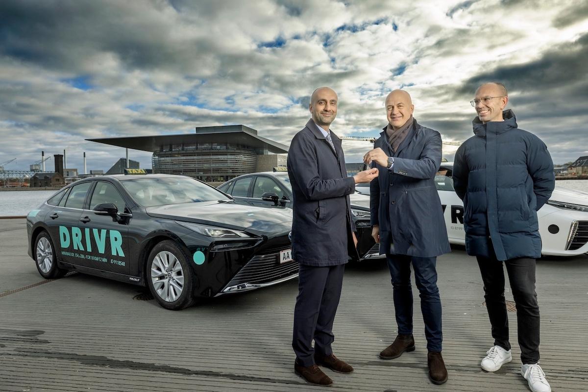 De taxidienst DRIVR nam de eerste Mirai's in ontvangst.