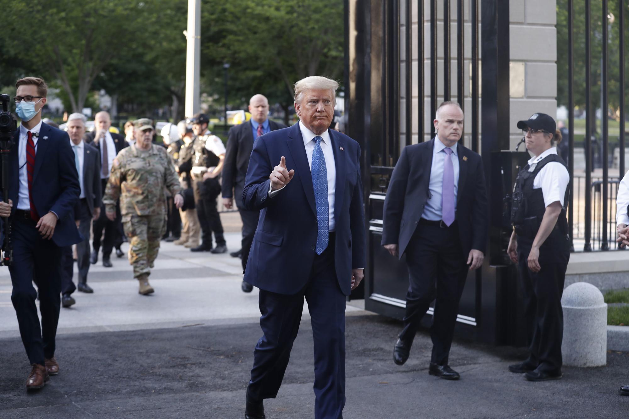 Trump op 1 juni 2020 op weg naar de kerk, met in het kaki generaal Milley
