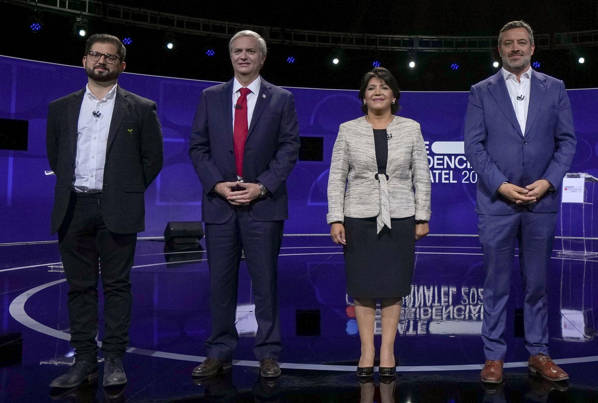 De topkandidaten na een debat. Van links naar rechts Gabriel Boric, José Antonio Kast, Yasna Provoste en Sebastian Sichel.