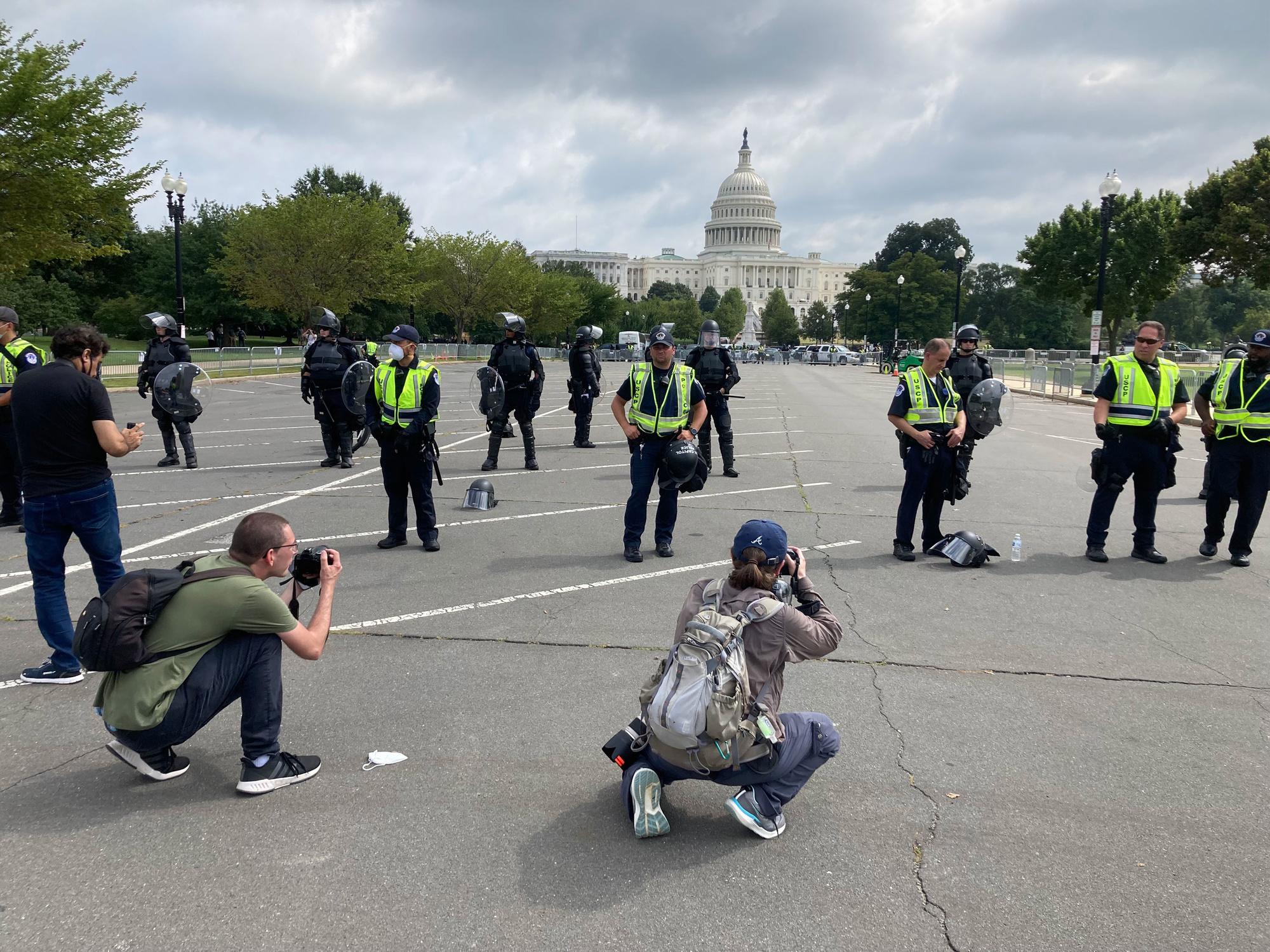Meer politie om te fotograferen dan betogers