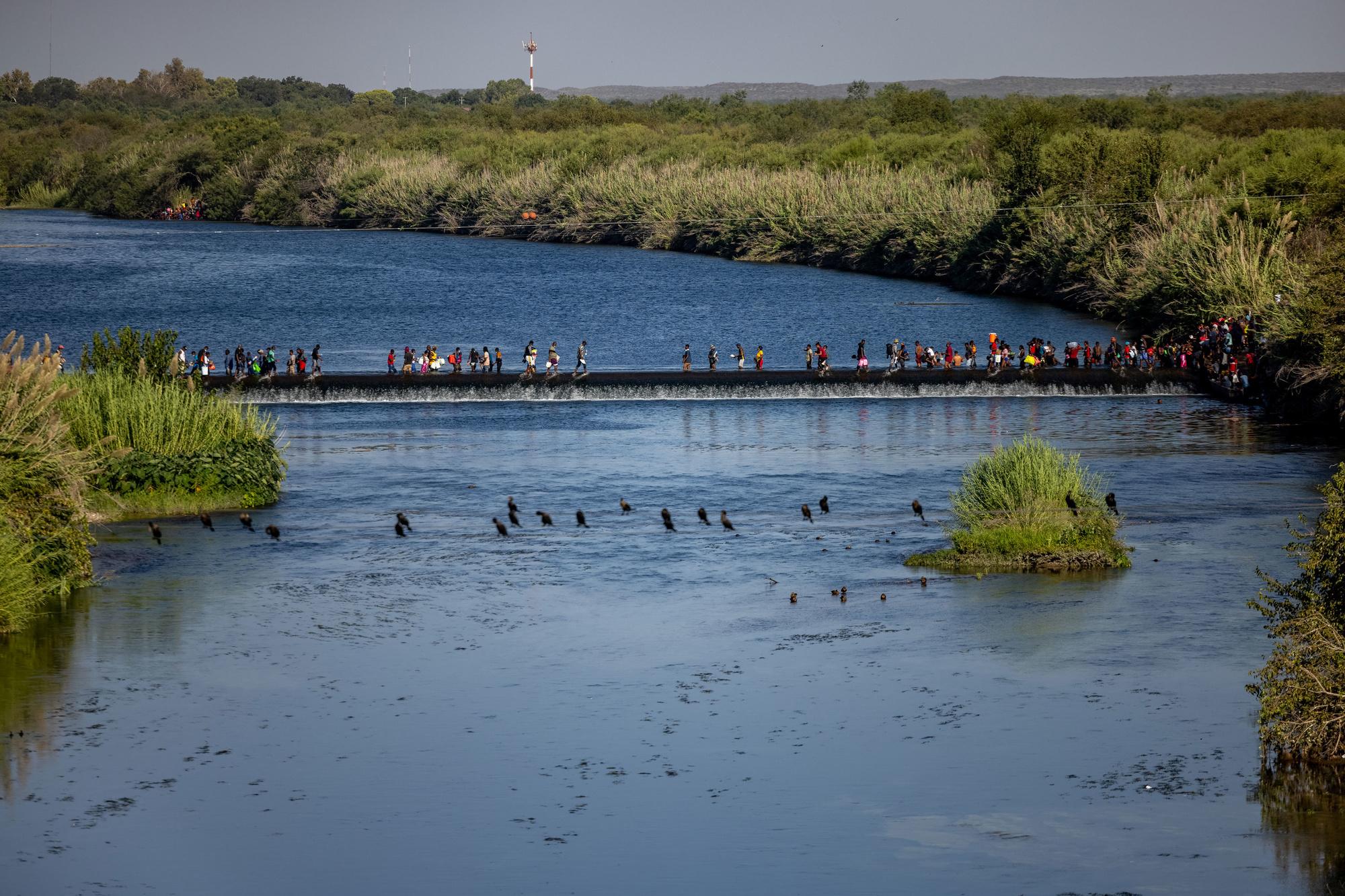 Migranten steken de Rio Grande over aan Del Rio