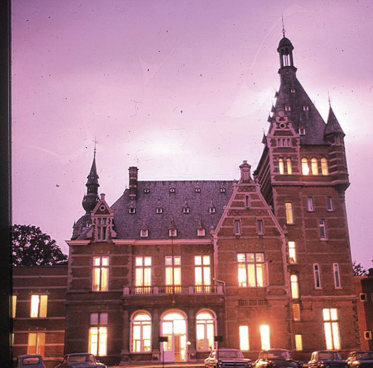 IN DE KLINIEK VAN DE SIXTIES. Het idee dat zieken het best vers en lekker eten, was toen nog niet weggesaneerd.