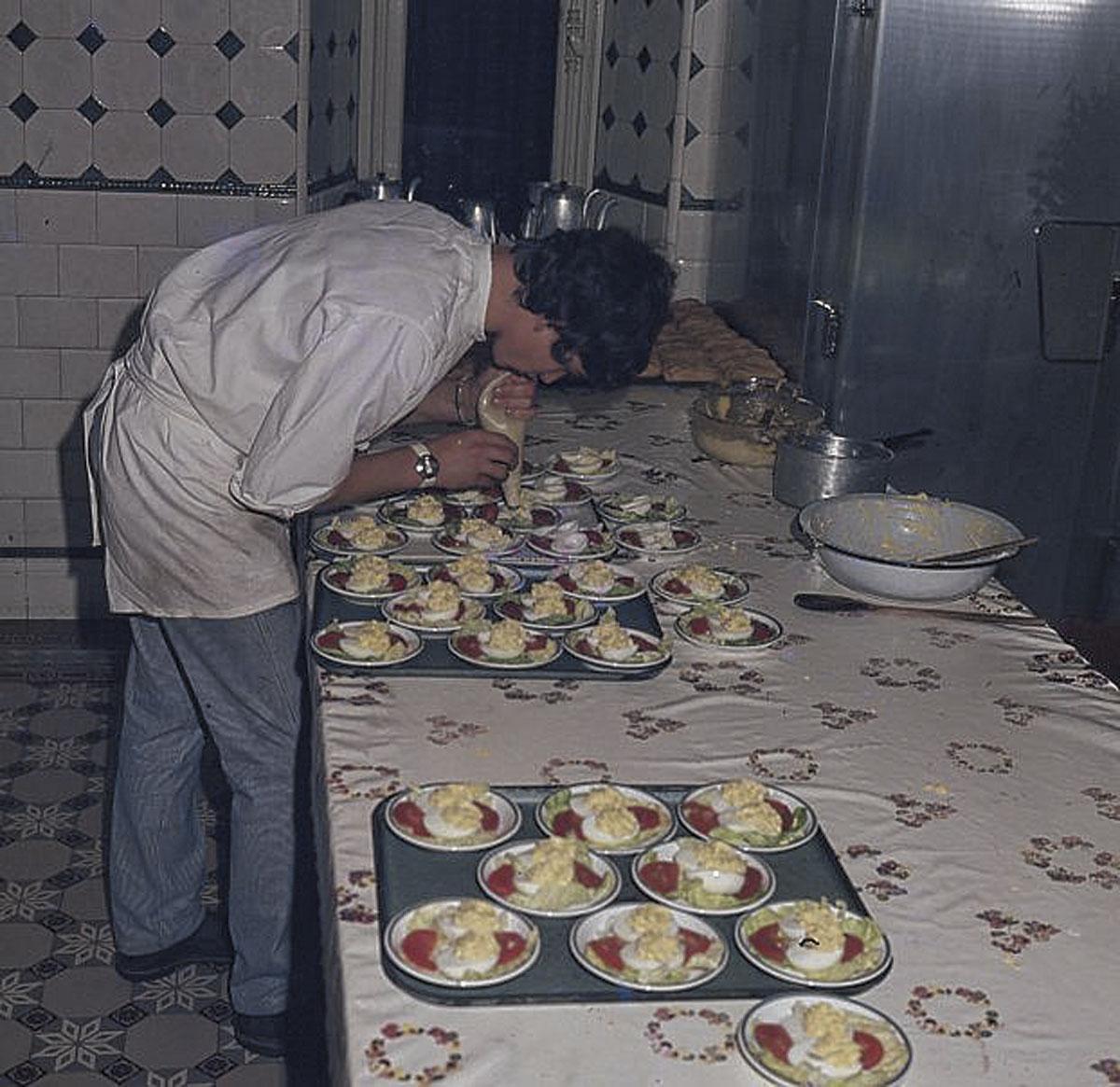 IN DE KLINIEK VAN DE SIXTIES. Het idee dat zieken het best vers en lekker eten, was toen nog niet weggesaneerd.