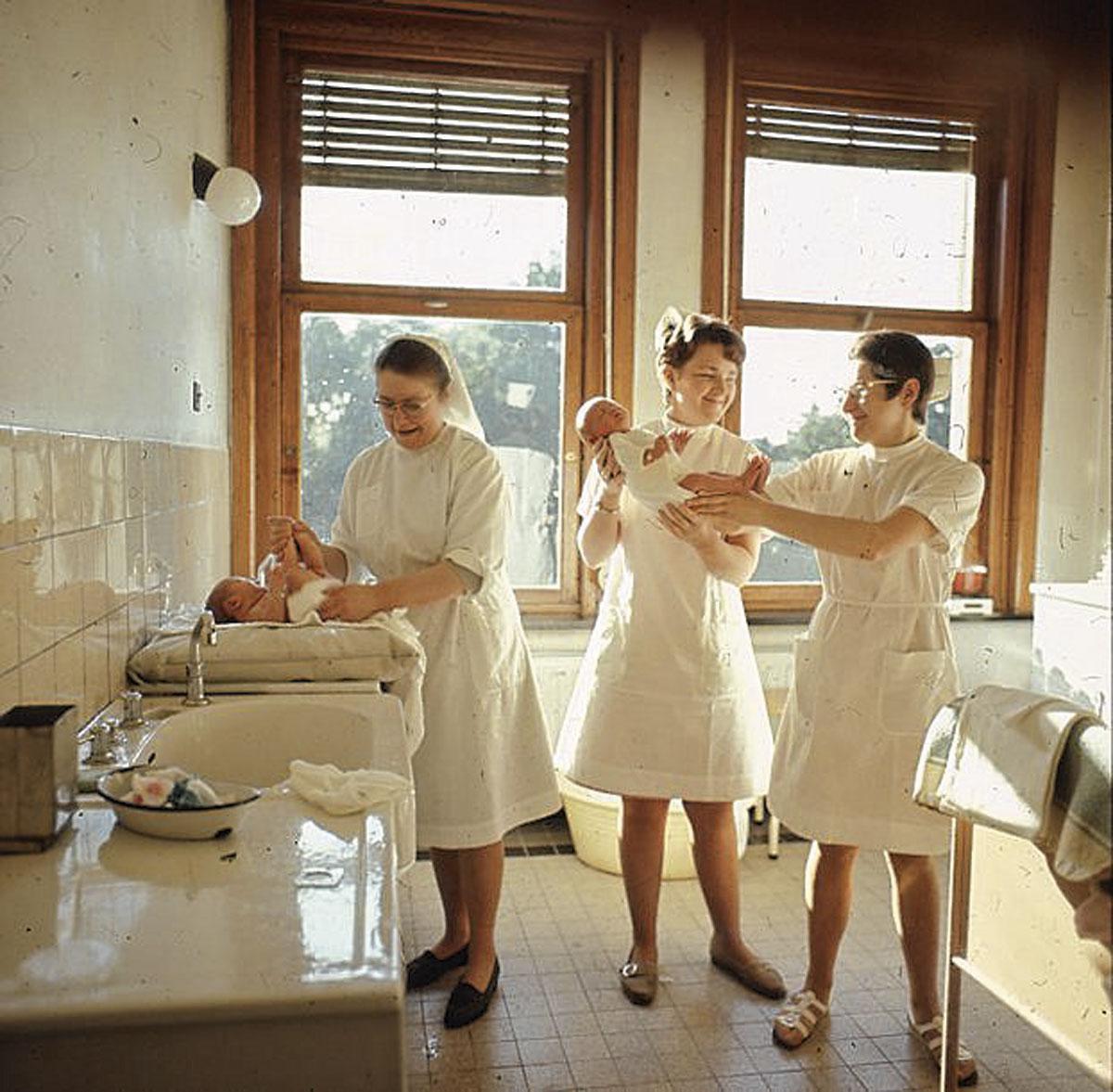 IN DE KLINIEK VAN DE SIXTIES. Het idee dat zieken het best vers en lekker eten, was toen nog niet weggesaneerd.