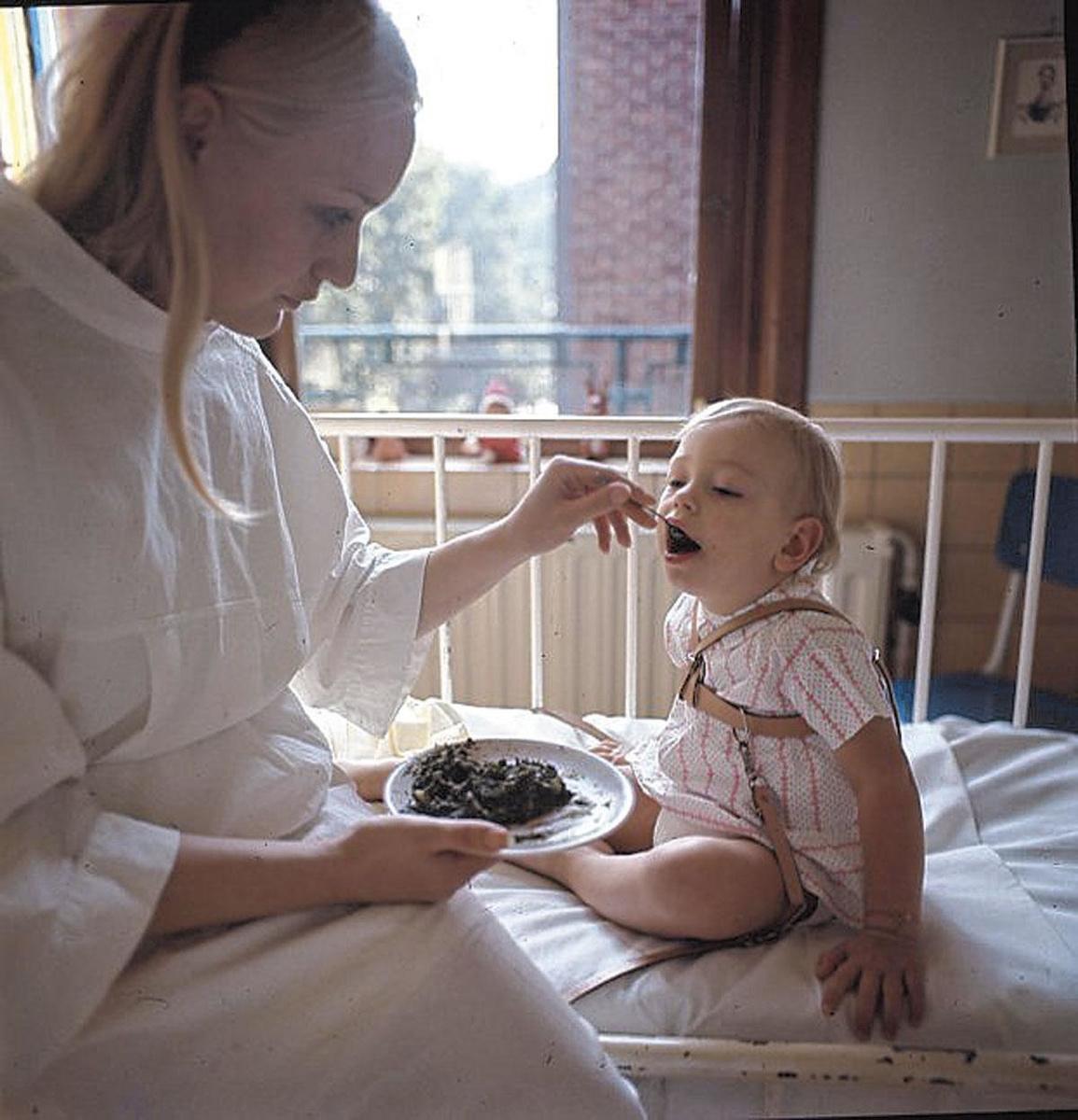 IN DE KLINIEK VAN DE SIXTIES. Het idee dat zieken het best vers en lekker eten, was toen nog niet weggesaneerd.