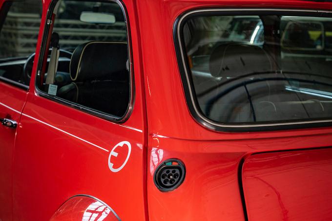 De Mini Classic aan de stekker.