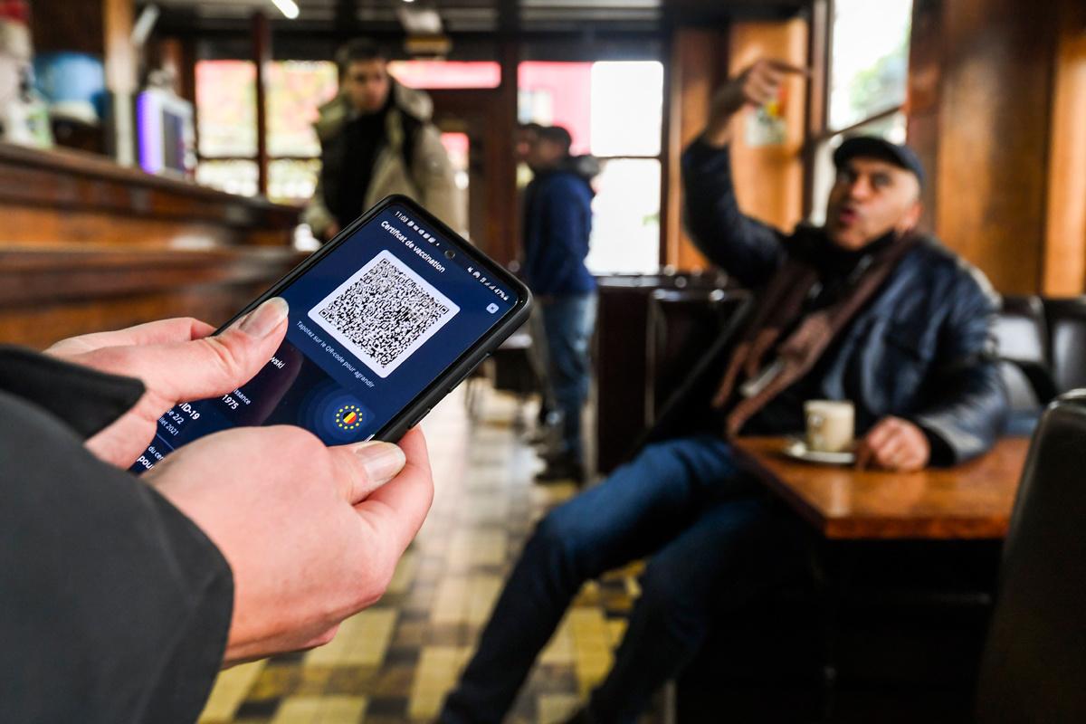 Het CST in een café in Brussel op 3 november 2021.