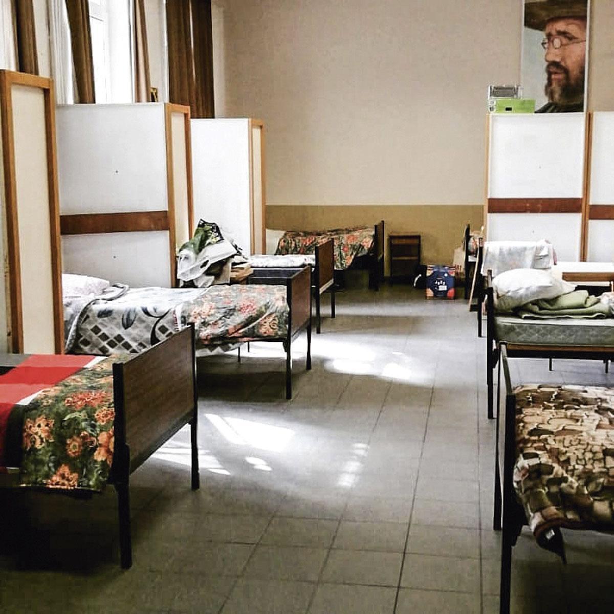 'Armen betalen 300 euro per maand voor een bed op een slaapzaal. Van 09.00 tot 17.00 uur mogen ze er niet in.'