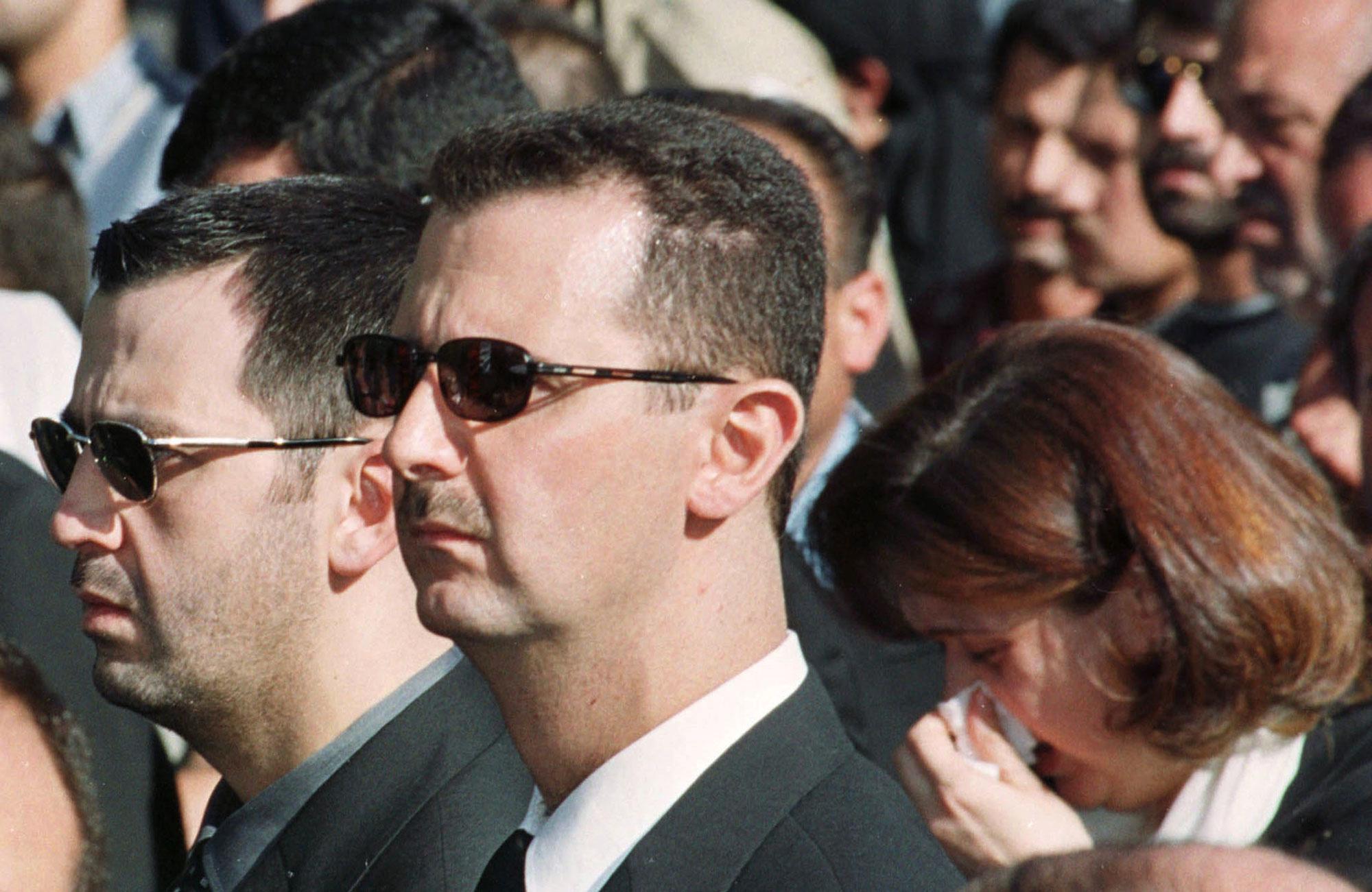 Maher (links) en Bashar al-Assad in 2000 tijdens de begrafenis van hun vader Hafez