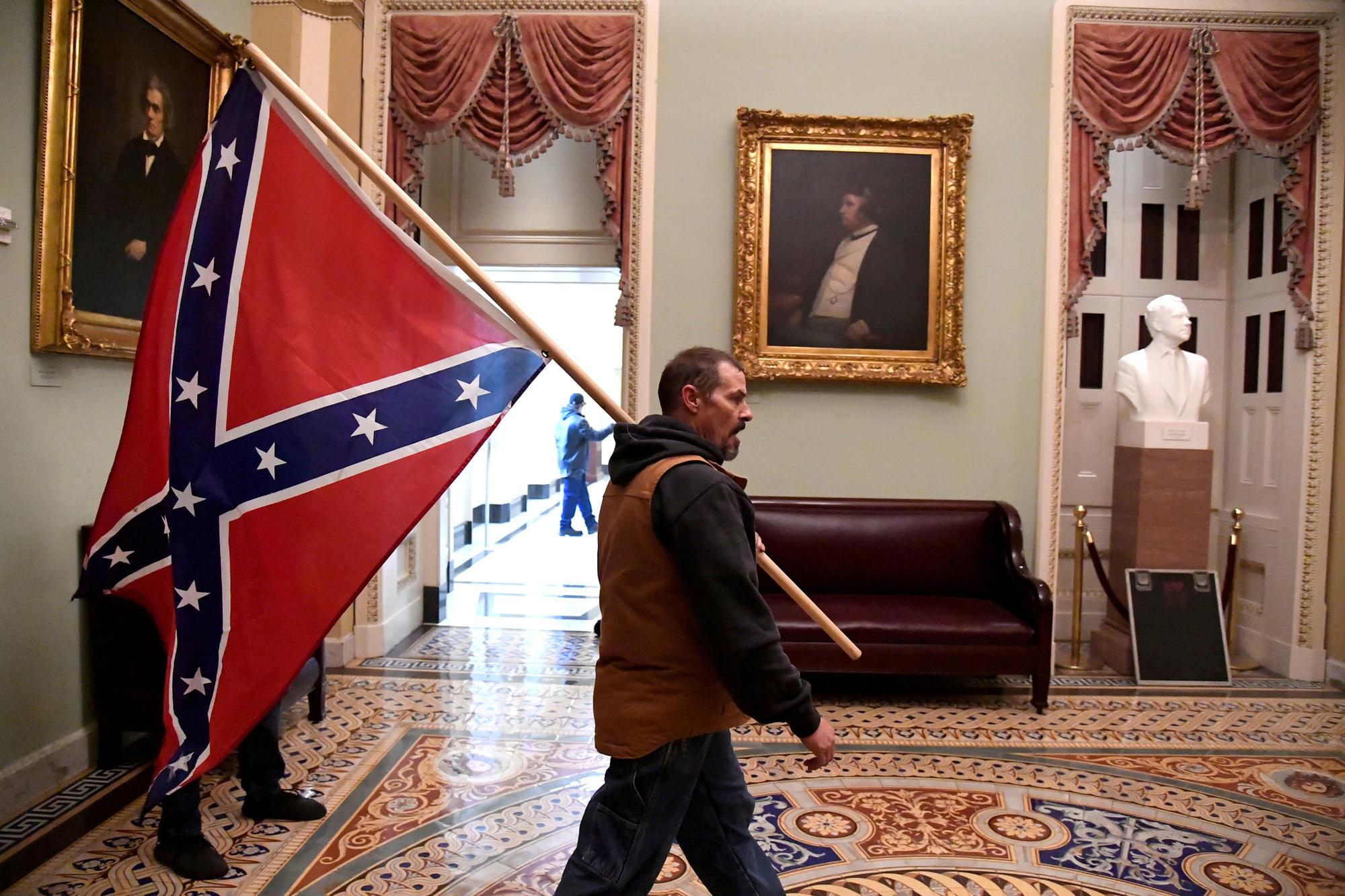 Man met de Confederale vlag van de Zuidelijke staten die zich afscheurden van de VS om slavernij in stand te kunnen houden