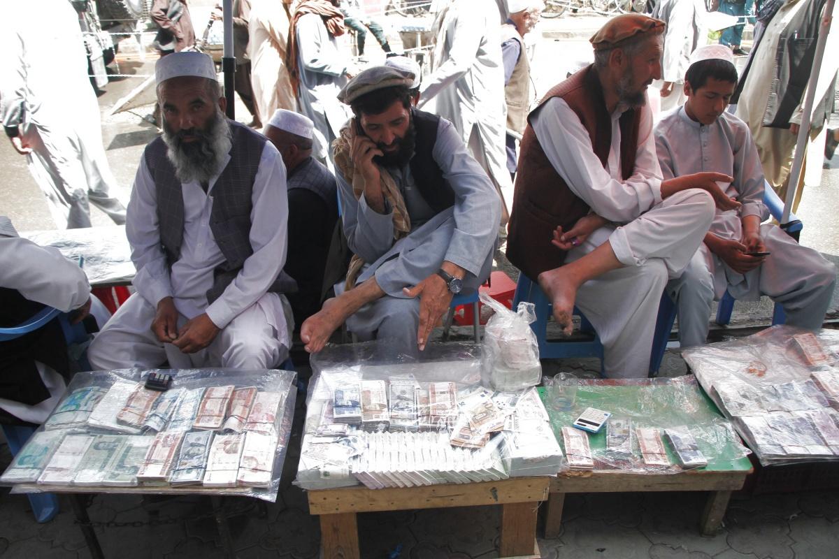 Geldwissel in Afghanistan. De grootste fans van cryptovaluta komen uit landen als Afghanistan, waar de nationale munteenheid gekelderd is.