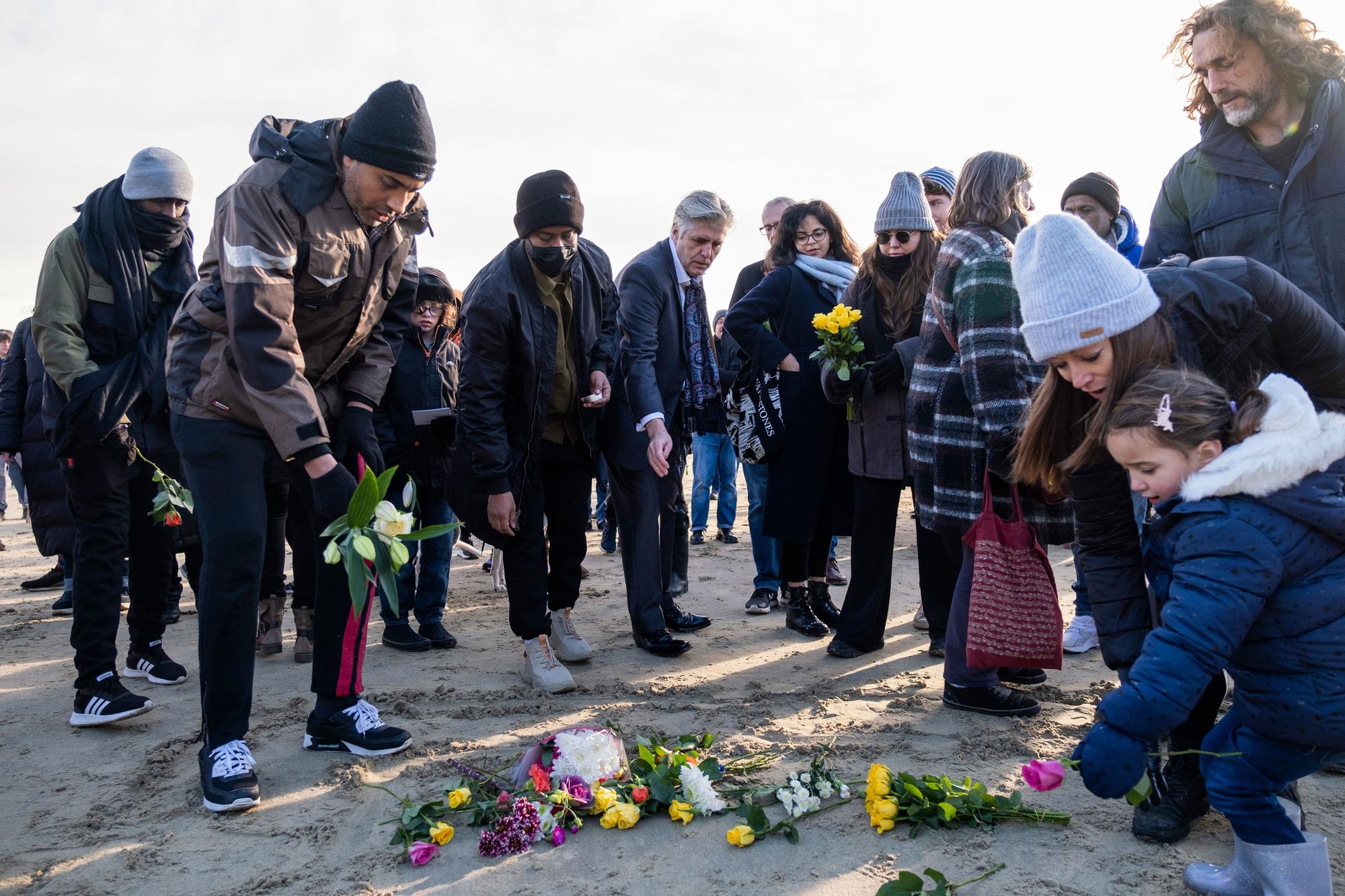 Een wake ter nagedachtenis van de scheepsramp waarbij 27 migranten om het leven kwamen, op 28 november in Folkstone (VK).