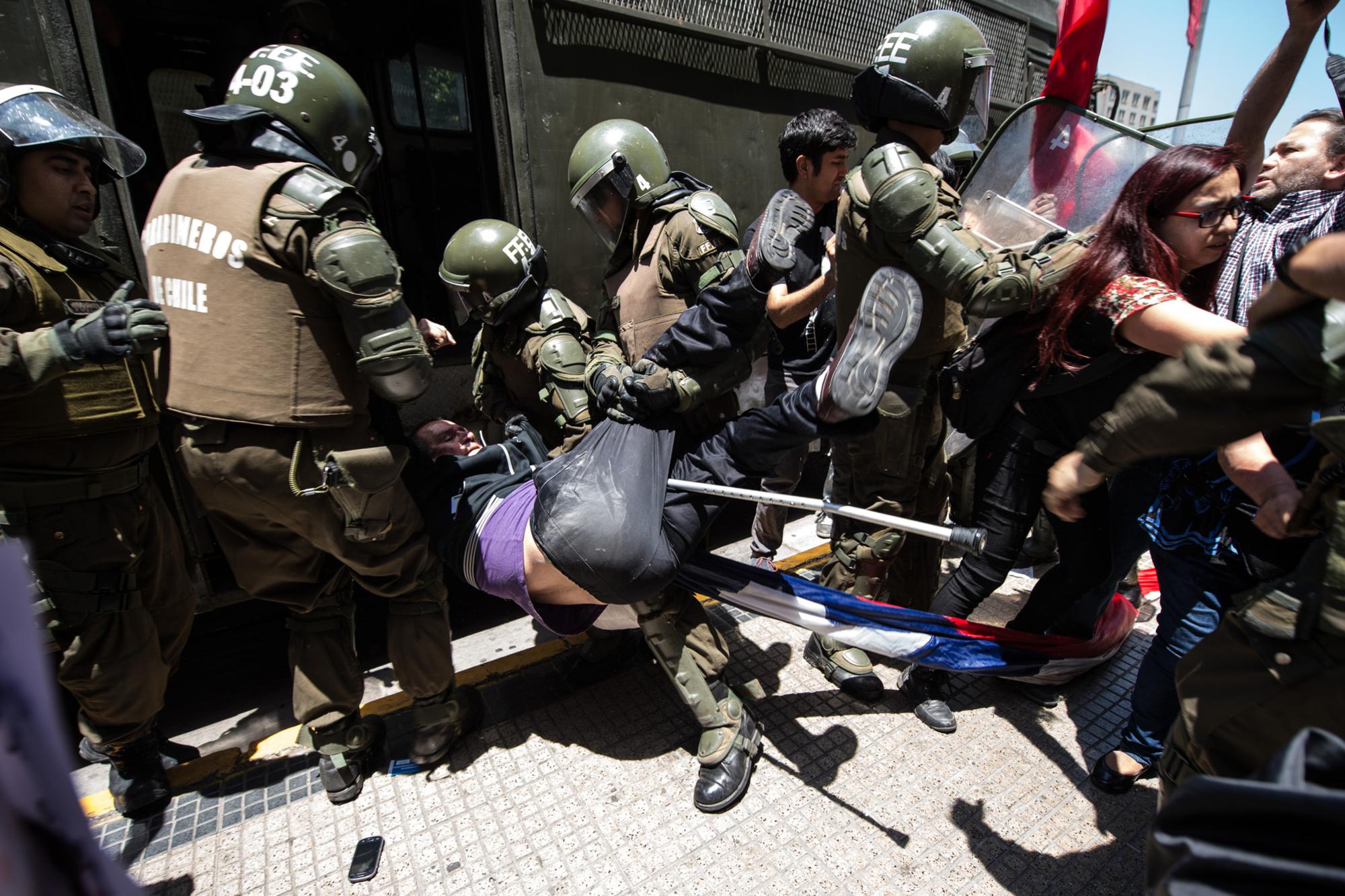 Demonstrant wordt opgepakt in Chili in 2015