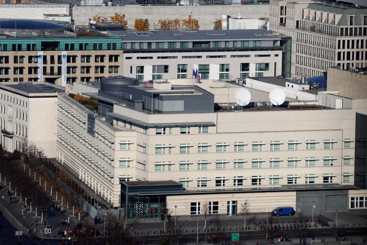 De Duitse politie onderzoekt een 'vermoedelijke sonische aanval' tegen personeel van de Amerikaanse ambassade in Berlijn. 