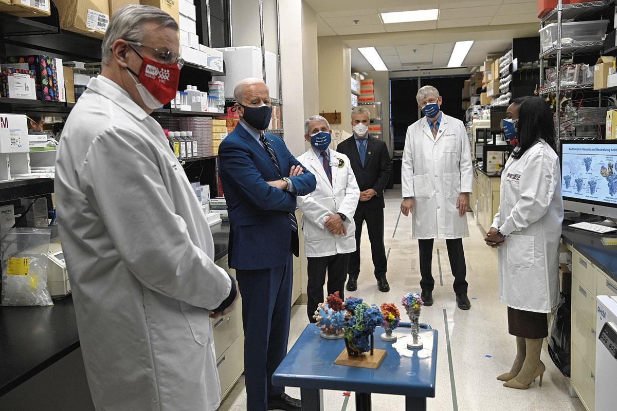 Joe Biden bezoekt het National Institute of Health in Bethesda, Maryland. De Amerikaanse president wil de geneesmiddelprijzen verlagen.
