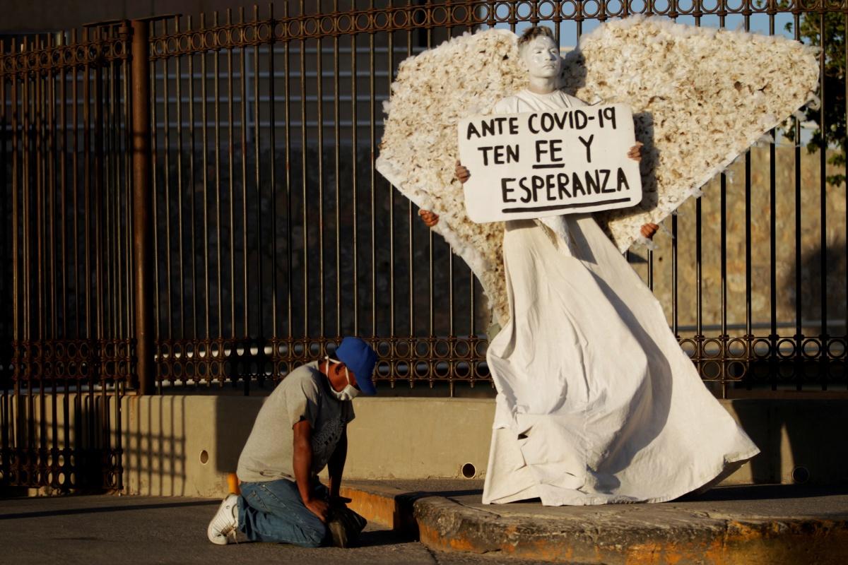 Een religieuze activist roept op tot geloof tijdens de coronapandemie in Mexico 