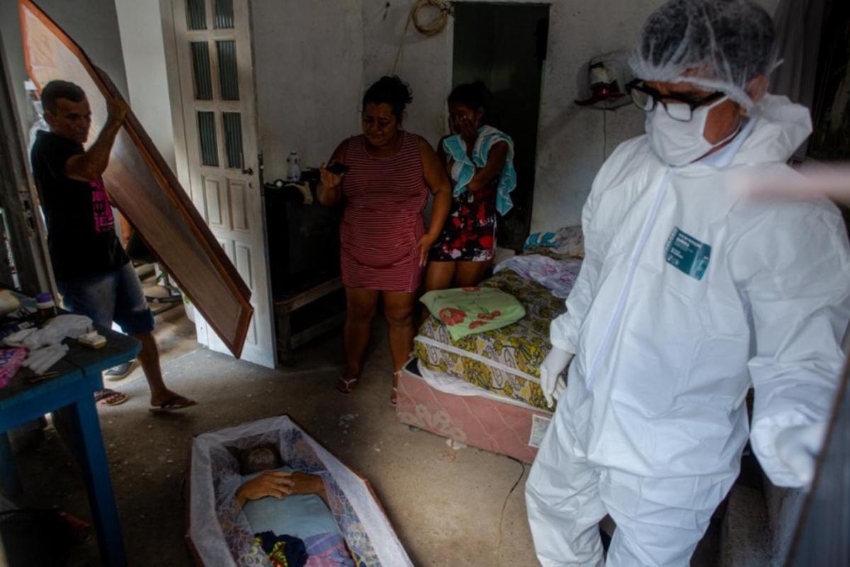 De nieuwe P1-variant van het coronavirus grijpt om zich heen in de Braziliaanse stad Manaus. De huidige vaccins zijn er mogelijk niet of minder werkzaam tegen.