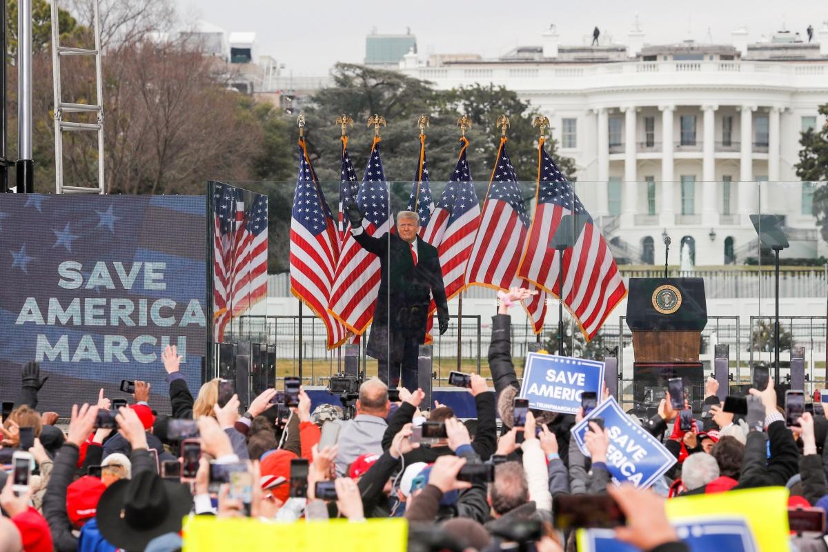 Tijdens een speech voor het Witte Huis op 6 januari improviseert Trump: 'We trekken naar het Capitool.' 