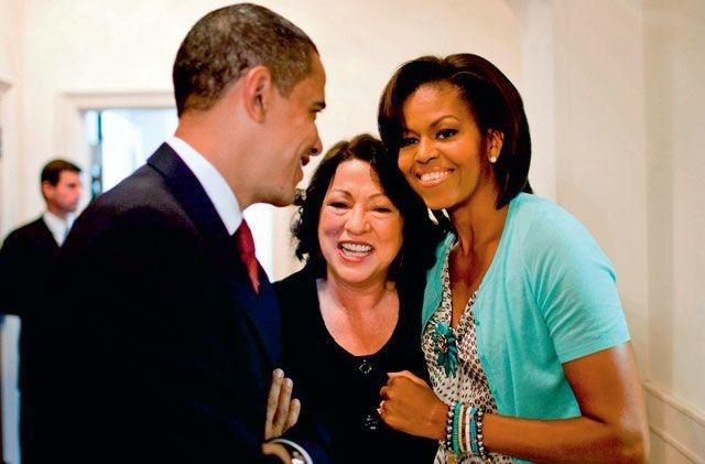 Sonia Sotomayor, hier met de Obama's 