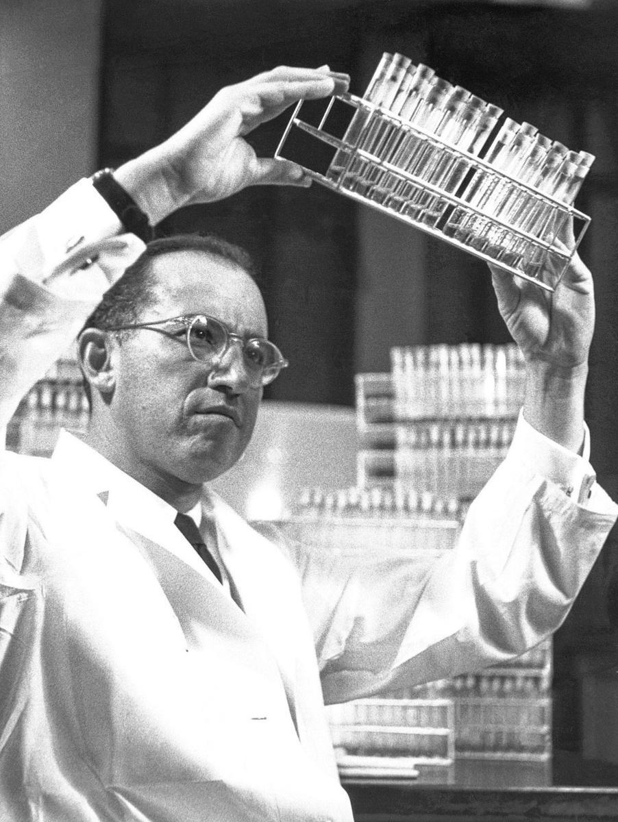 Jonas Salk De Amerikaanse biomedicus vergeleek in 1955 het patenteren van zijn poliovaccin met 'een patent nemen op de zon'.