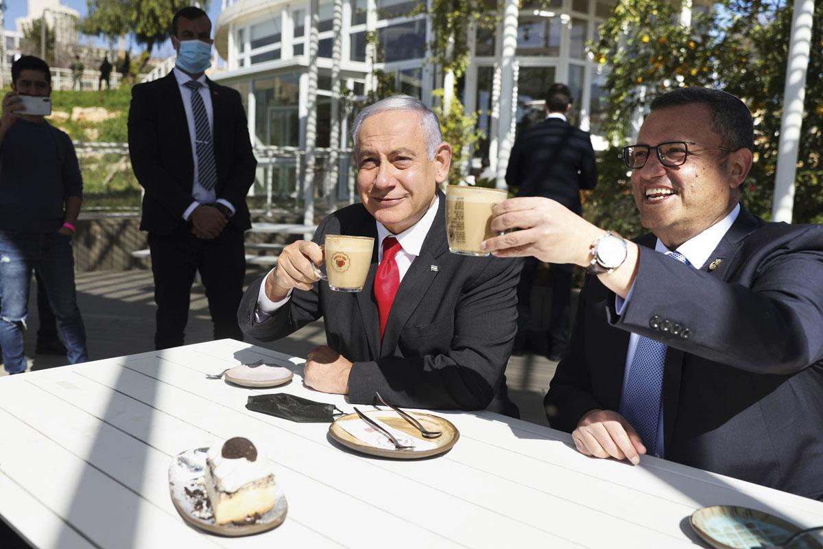 Benjamin Netanyahu en Moshe Leon, burgemeester van Jeruzalem, afgelopen zondag. De premier gooit het land open nét voor de verkiezingen.
