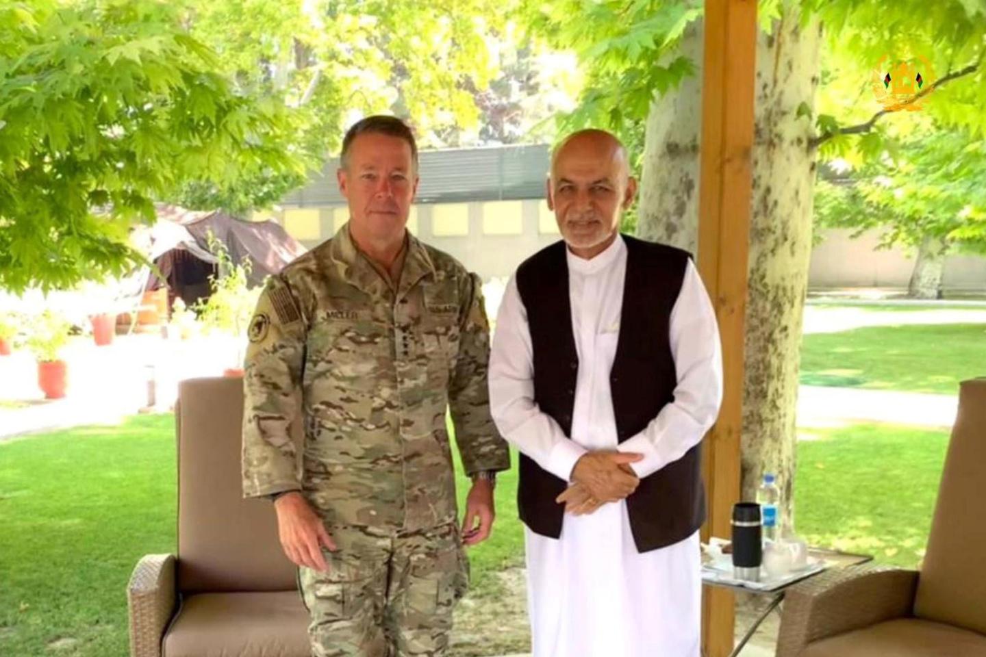 VS-opperbevelhebber Austin Miller met de president van Afghanistan Ashraf Ghani op 2 juli 2021: 'Handje vasthouden'