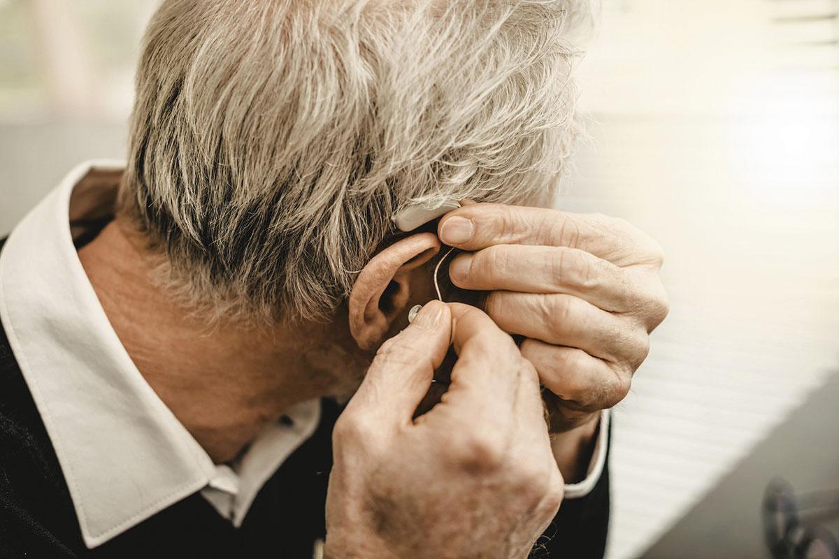 Ouderdomsslechthorendheid kan prima verholpen worden met een hoortoestelletje dat je in of achter het oor draagt. Dat toestelletje werkt als een luidspreker: het versterkt de geluiden die niet meer hoorbaar zijn.