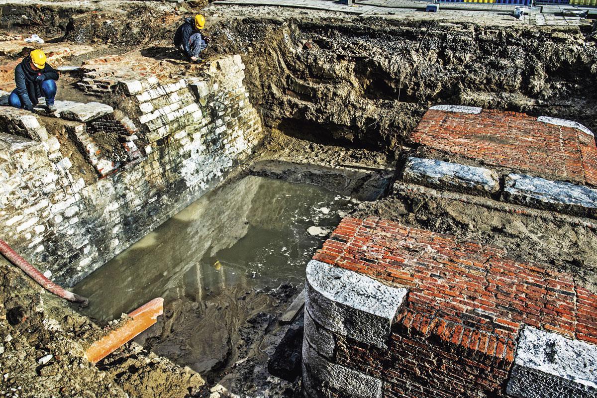 De resten van de Begijnenpoort. Na de cholera-epidemie werden rioleringen gelegd en waterlopen gedempt. Nooit mocht de zomer van 1866 zich herhalen.