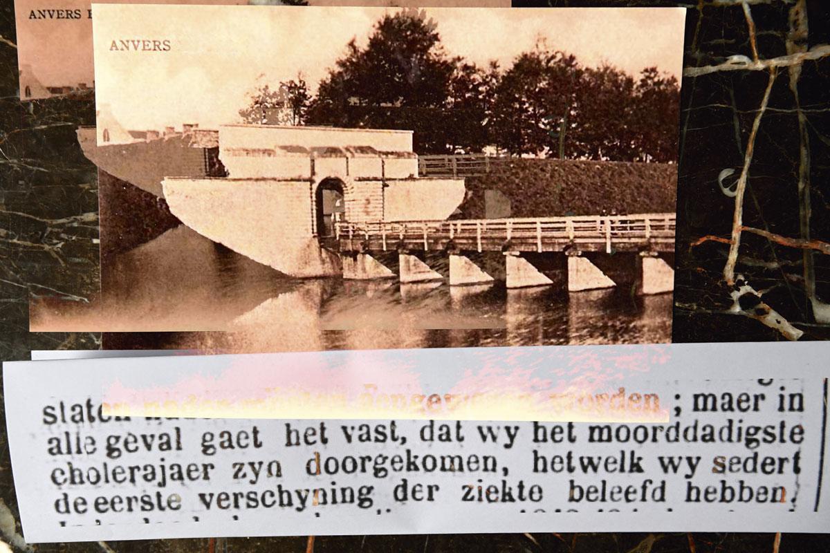 De Begijnenpoort, gefotografeerd door Florent Joostens. 43.400 Belgen stierven tijdens de zomer van de dood, maar in de kranten was het maar een fait divers.