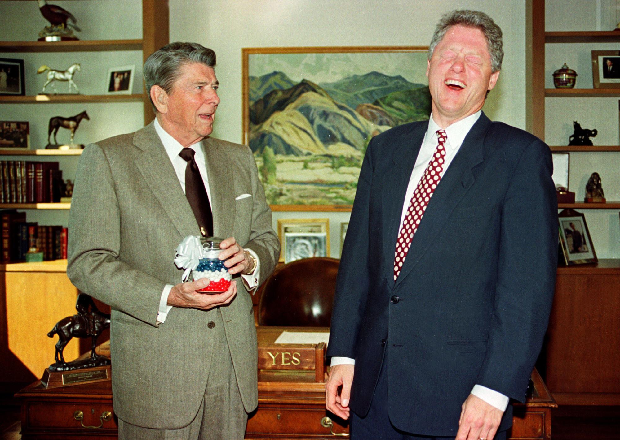 De pas verkozen Bill Clinton op bezoek bij Ronald Reagan, in november 1992.