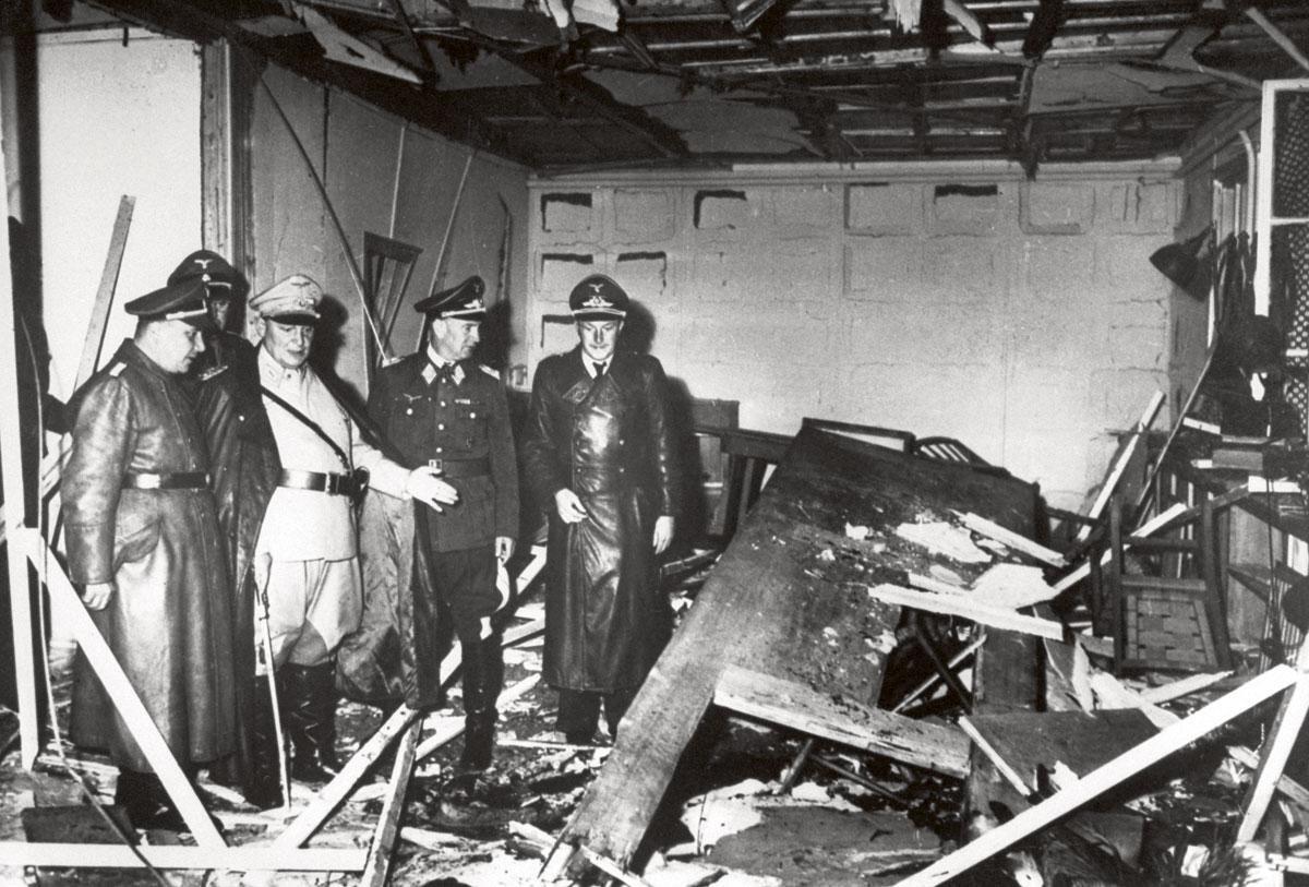 20 juli 1944: Hermann Göring (in het wit) overziet de schade na de mislukte bomaanslag op Hitler in diens hoofdkwartier, de Wolfsschanze.
