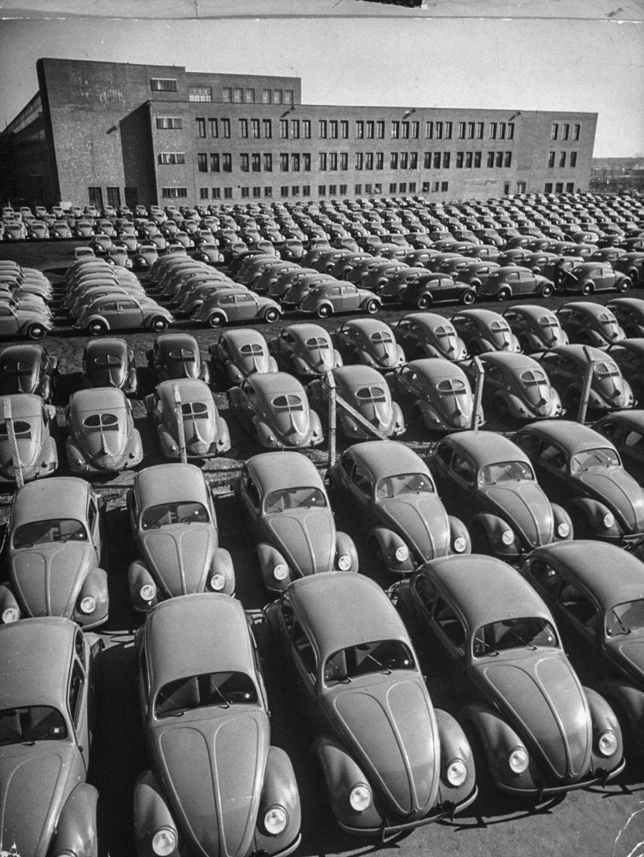 VW-fabriek 'De Duitse militaristische passies zijn gesublimeerd in de productie van de vreedzame Kever.'