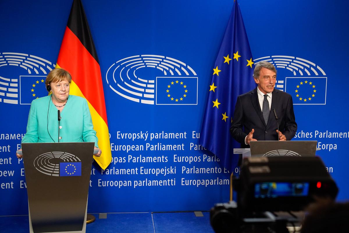 Duits bondskanselier Angela Merkel en Europees Parlementsvoorzitter David Sassoli moeten op zoek naar een parlement.