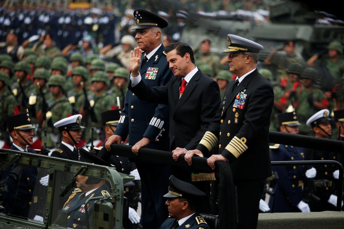 Ex-defensieminister Salvador Cienfuegos (links) met toenmalig president Enrique Peña Nieto (midden). Cienfuegos werkte samen met beruchte drugstrafikanten. 