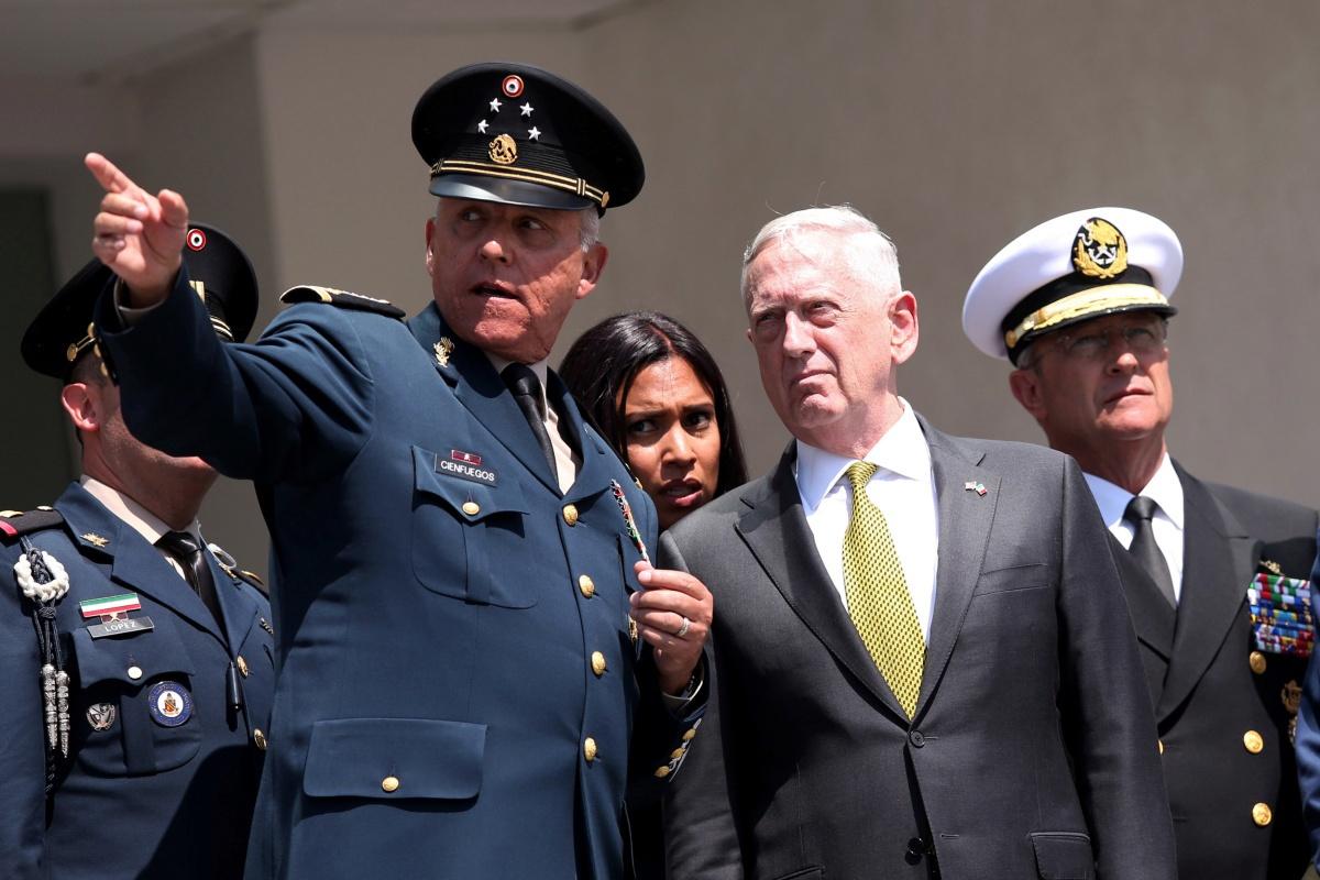 De corrupte minister van Defensie van Mexico Salvador Cienfuegos (links) heeft zijn Amerikaanse evenknie James Mattis op bezoek, in september 2017. Rond die tijd helpt Cienfuegos grote hoeveelheden drugs naar de VS te smokkelen. 