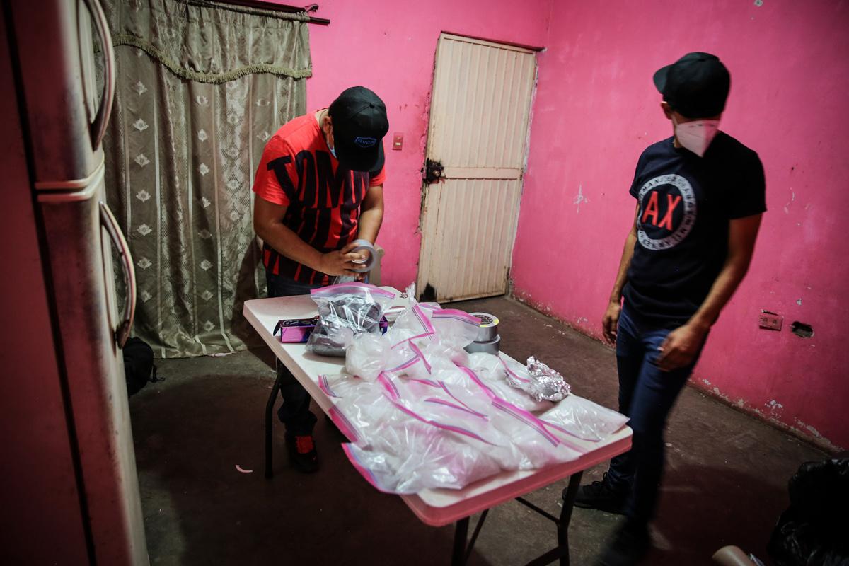 Safehouse op een geheime locatie in Sinaloa. Twee twintigers verpakken crystal meth.