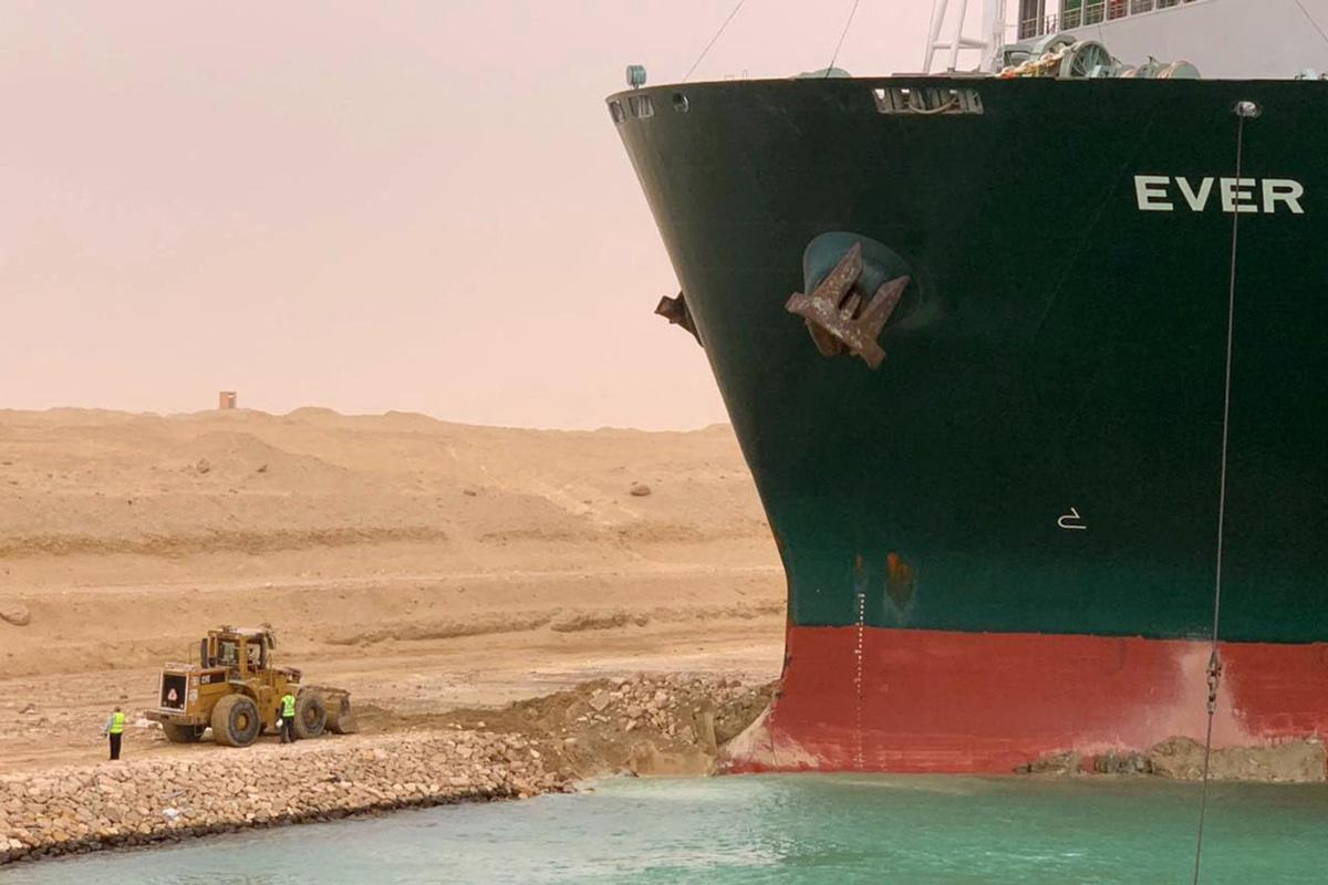 Suezkanaal geblokkeerd door containerschip