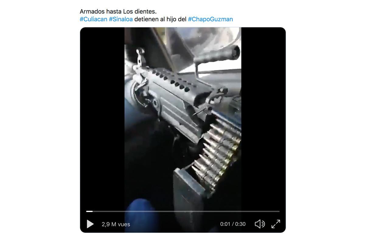 Een Amerikaans FN Minimi-geweer op de passagierszetel van leden van het Sinaloa-kartel.