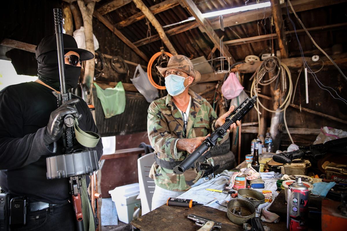 Wapen-repairshop van het Sinaloa-kartel op het platteland nabij de stad Culiaca?n (de afgebeelde wapens zijn niét van FN).