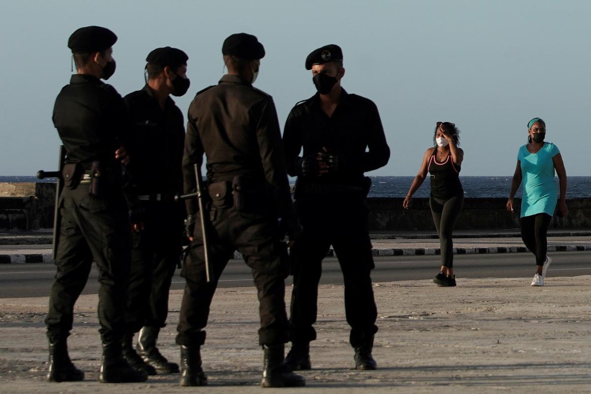 Speciale ordetroepen houden toezicht op de Malecon in de Cubaanse hoofdstad Havana, vrijdag 16 juli 